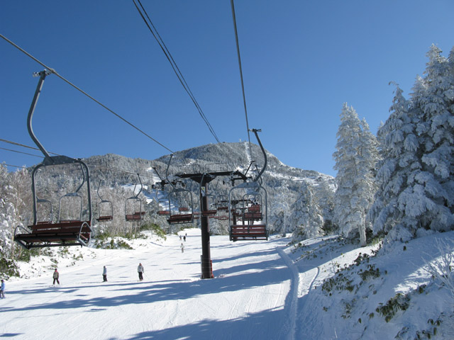 長野県　志賀高原　横手山スキー場　横手山第１スカイペアリフトＡＢより横手山を望む